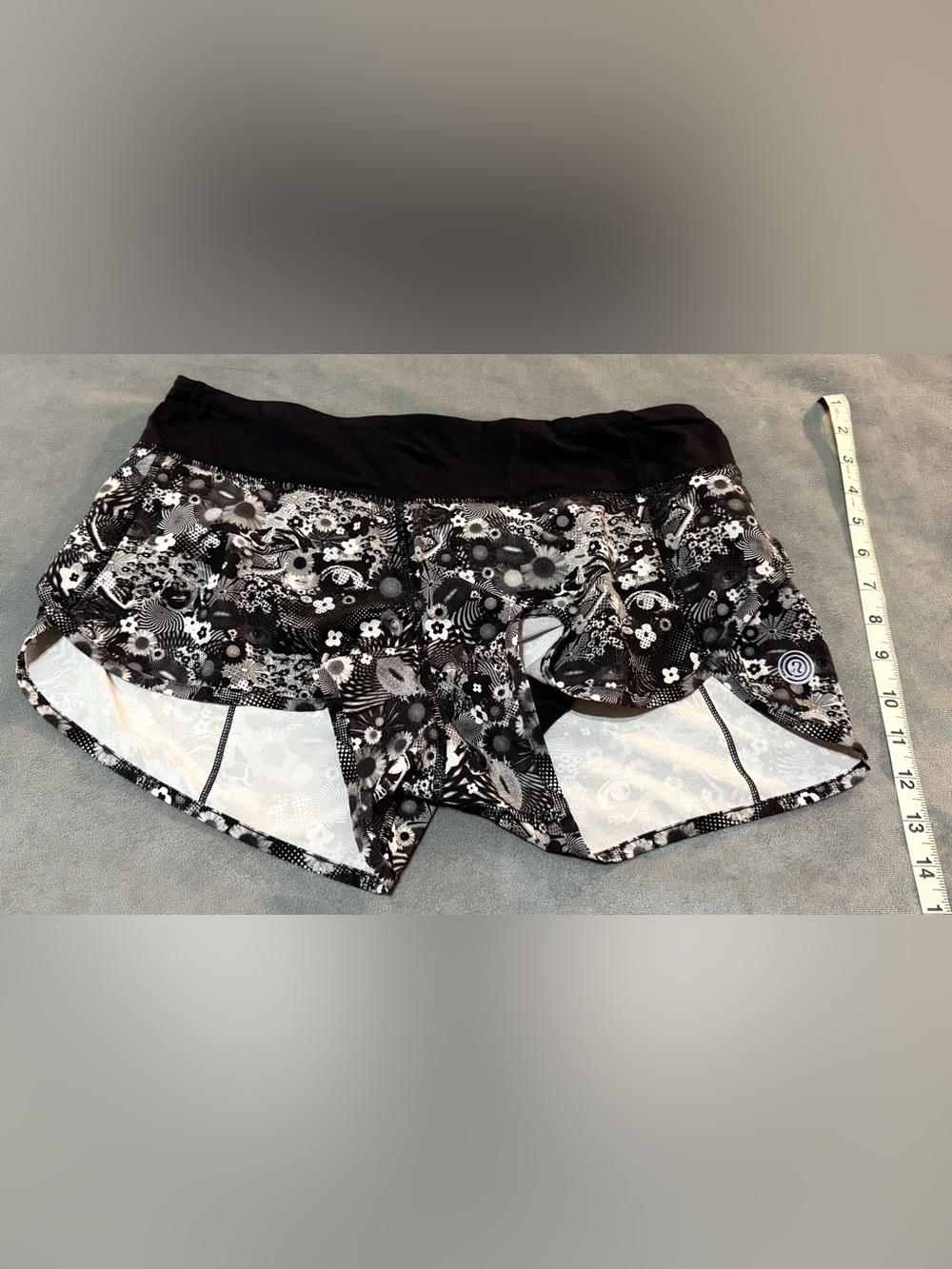 Size 8 Lululemon Black and White adorable Lululemon Shorts PERFECT CONDITION! 😍